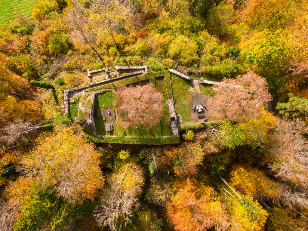 Ruine Altlandenberg ob Bauma aus der Vogelperspektive