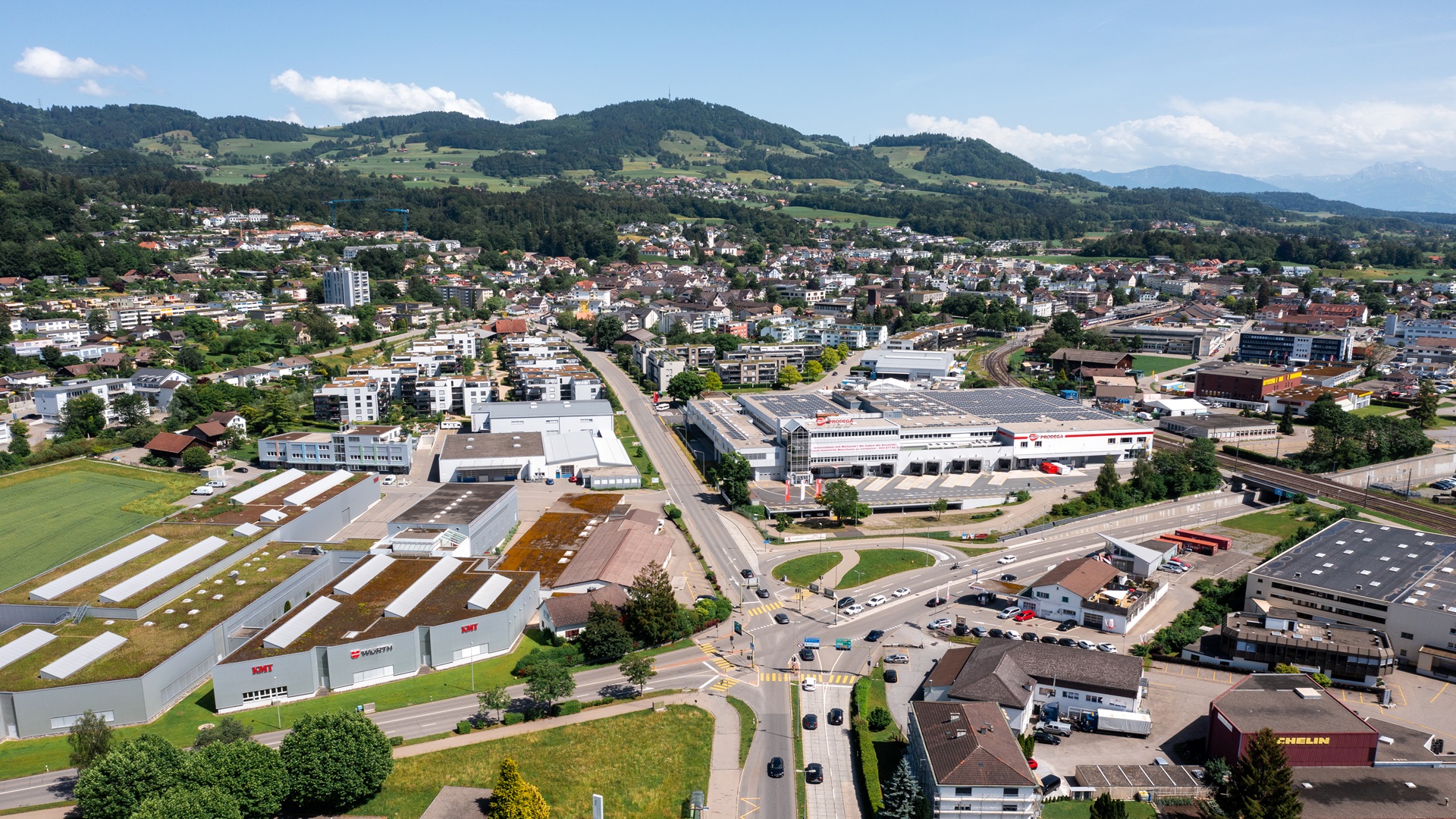 blick über hinwil zum bachtel