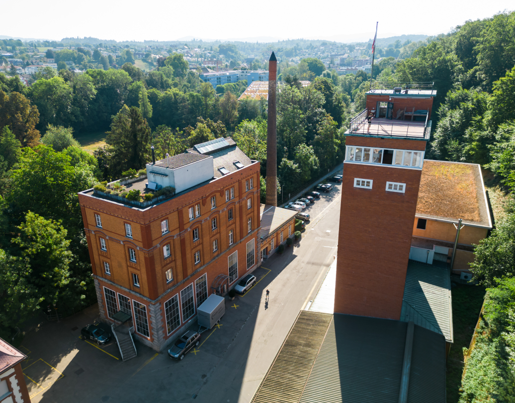 Bild https://www.zuerioberland.ch/app/uploads/Uster_drohne_brauerei-3-1024x800.jpg