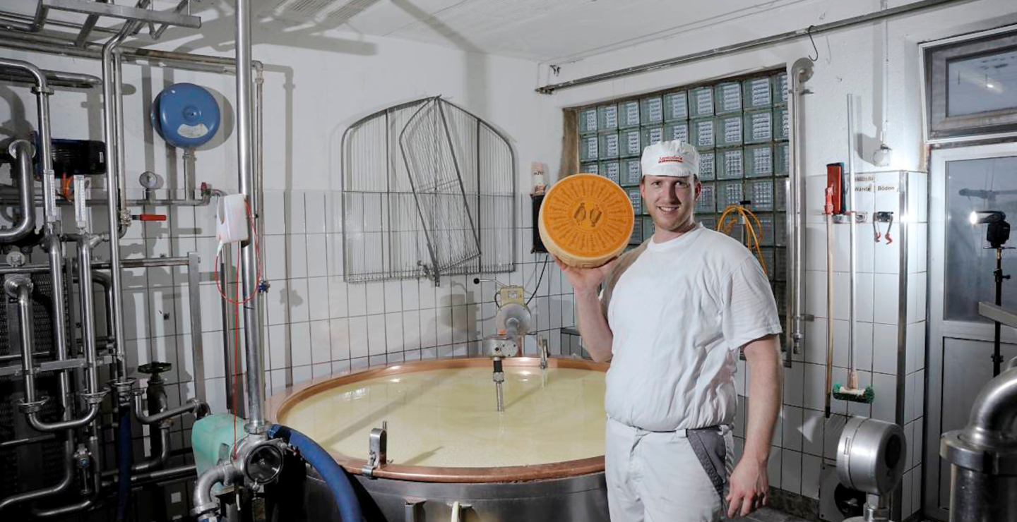 Michael Heinzer in seiner Bergkäserei in Au