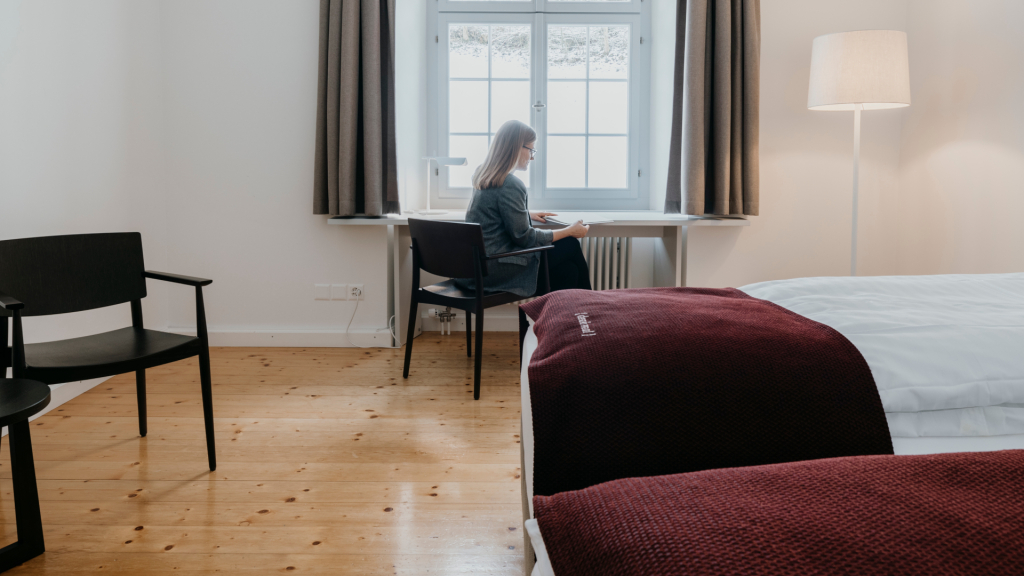 Bild https://www.zuerioberland.ch/app/uploads/kloster-fischingen-zimmer1920x1080-1024x576.jpg