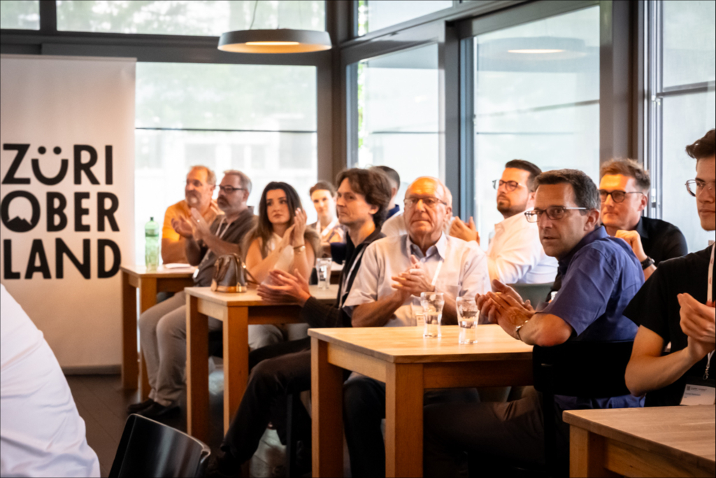 Bild https://www.zuerioberland.ch/app/uploads/pfaeffikon-innovationsapero-kunststoff-2880x1920-1024x683.jpg