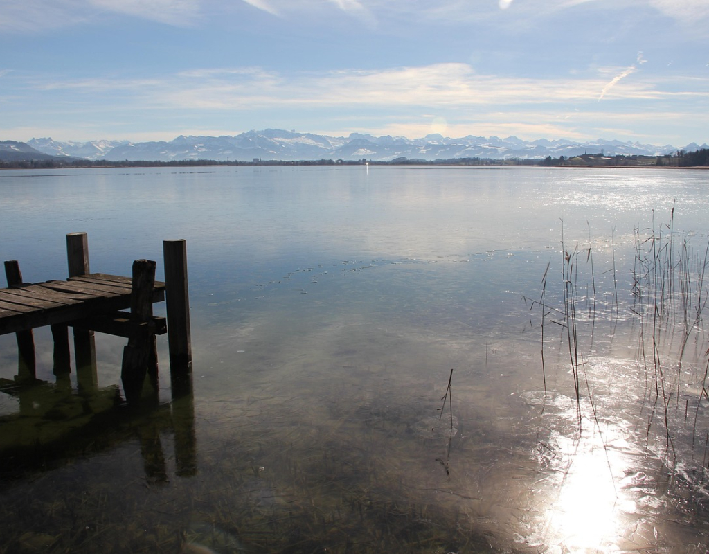 Bild https://www.zuerioberland.ch/app/uploads/pixabay-lake-79502-1280-1024x800.jpg