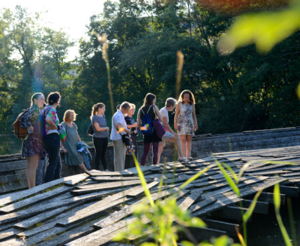 Bild https://www.zuerioberland.ch/app/uploads/uster-fuhrung-storytelling-juli-2021-web-976x800.jpg