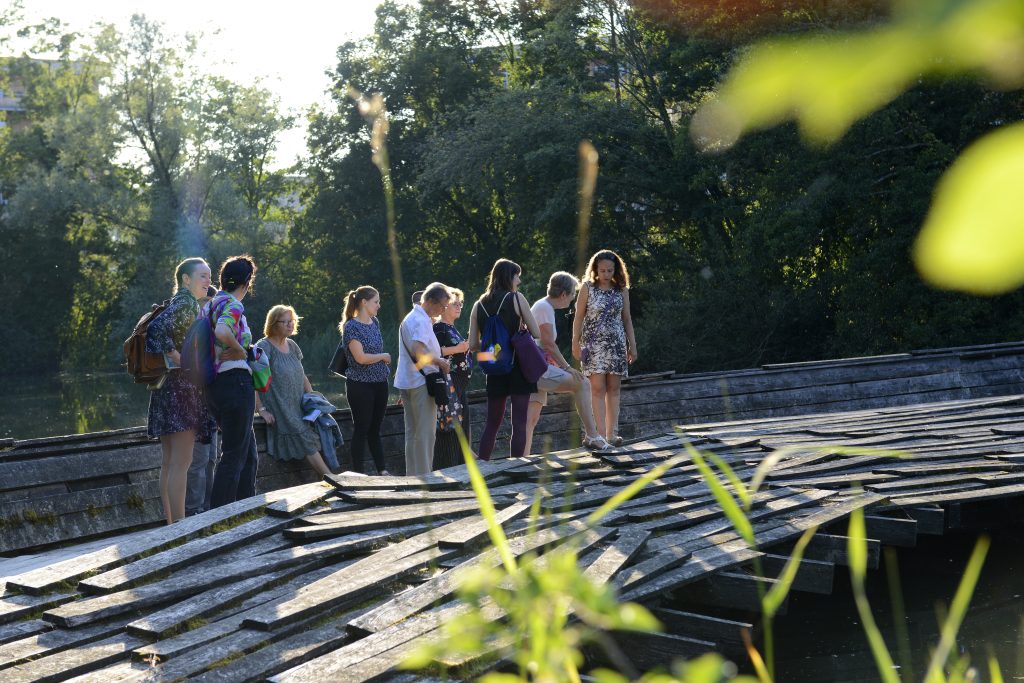 Bild https://www.zuerioberland.ch/app/uploads/uster_fuhrung_storytelling_juli-2021-54-1024x683.jpg