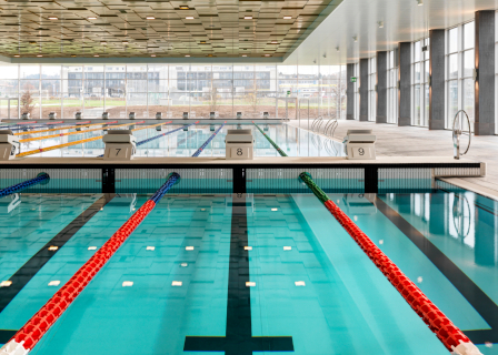 Bild https://www.zuerioberland.ch/app/uploads/uster_hallenbad_schwimmbecken_448x320.jpg