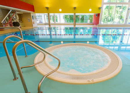Bild https://www.zuerioberland.ch/app/uploads/wald_hallenbad_whirlpool-2_448x320.jpg