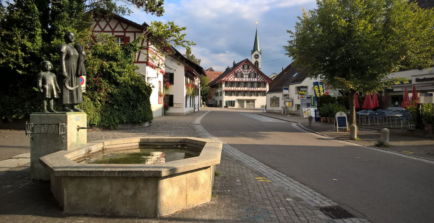 Dorfplatz Wangen mit Brunnen